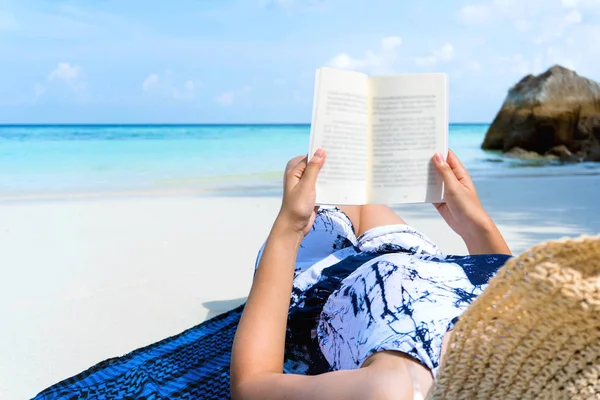 Summer Beach Holiday Woman reading a book on the beach in free t — Φωτογραφία Αρχείου