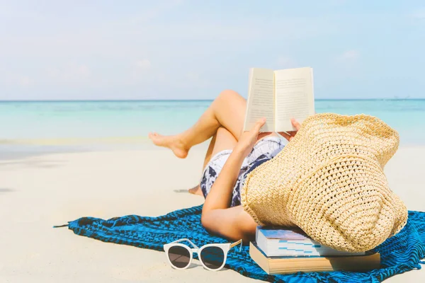 Summer Beach Holiday Mujer leyendo un libro en la playa en t gratis — Foto de Stock