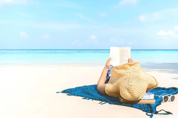 Summer Beach Holiday Woman reading a book on the beach in free t — Φωτογραφία Αρχείου