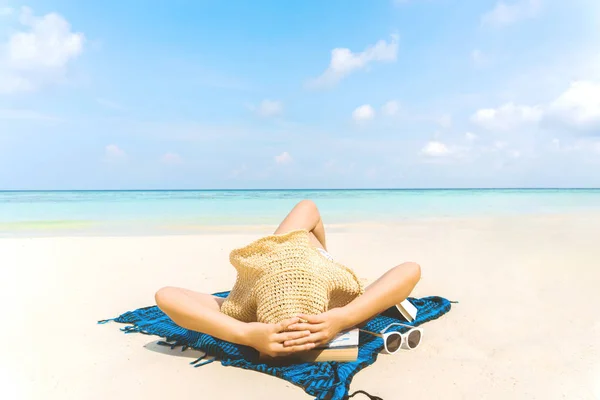 Summer Beach Holiday Woman relax on the beach in free time . — Φωτογραφία Αρχείου