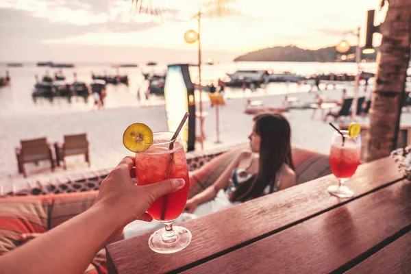 Glückliche Freunde jubeln mit tropischen Cocktails am Strand — Stockfoto