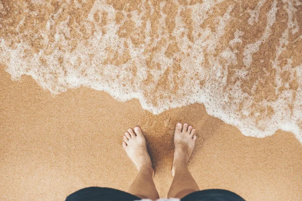 Mujeres de pie en la playa, concepto de verano — Foto de Stock