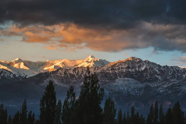 Snow Mountain View of Leh Ladakh District, północna część Indii — Zdjęcie stockowe