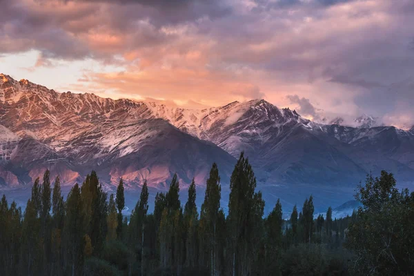 Snow Mountain View of Leh Ladakh District, północna część Indii — Zdjęcie stockowe