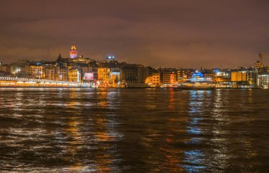 Istanbul Cityscape Galata Kulesi 'nin gece manzarası ile yüzen Tur