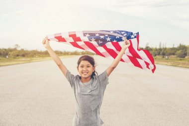 Amerikan bayrağı USA ile mutlu Asya küçük kız 4 kutlamak 
