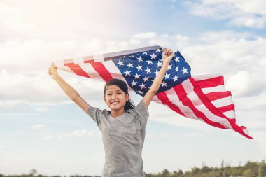 Amerikan bayrağı USA ile mutlu Asya küçük kız 4 kutlamak 