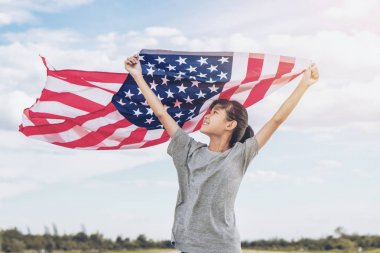 Amerikan bayrağı USA ile mutlu Asya küçük kız 4 kutlamak 