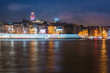 Istanbul Cityscape Galata Kulesi 'nin gece manzarası ile yüzen Tur