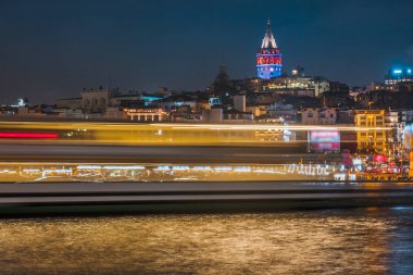 Istanbul Cityscape Galata Kulesi 'nin gece manzarası ile yüzen Tur