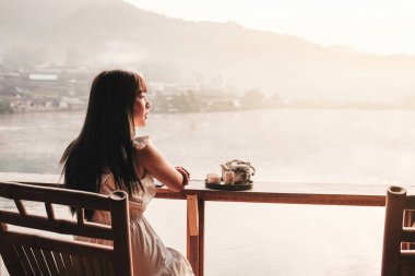 Asya kadınlar çay Sunrise içme Lee şarap Rak Tay, Çin s