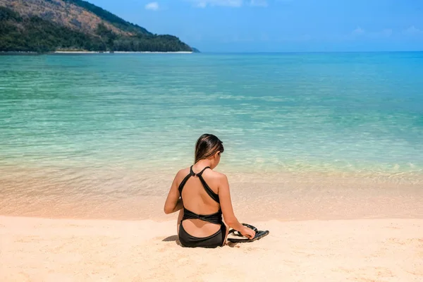 Καλοκαίρι ασιατικές γυναίκες χαλαρωτικό στην αμμώδη παραλία πριν από αναπνευστήρα — Φωτογραφία Αρχείου