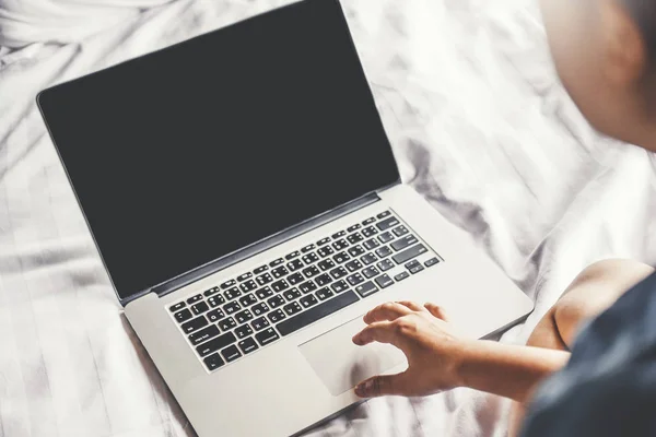 Mulher usando Laptop trabalho rede social compras on-line em casa — Fotografia de Stock