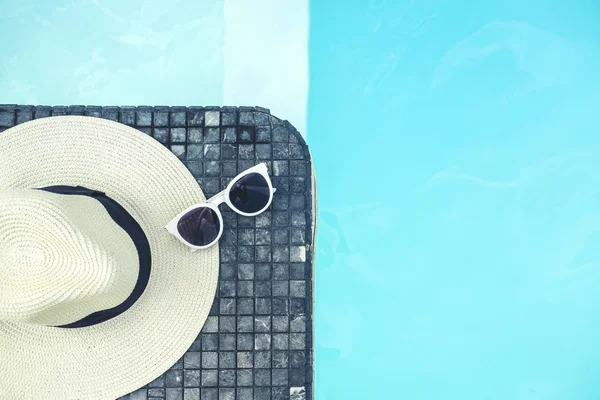 Gafas de sol y sombrero en la piscina de lujo complejo de playa tropical  , — Foto de Stock