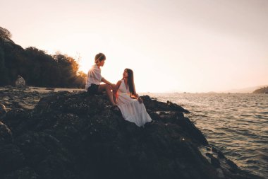 Koh Lipe Beach Tayland çift rahatlatıcı güzel gün batımı , Sum