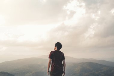 Gün batımı gevşeme c ile dağın tepesinde Özgürlük Zevk Man