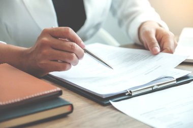 İş Adamları toplantı Planlama Stratejisi iş hakkında konuşurken