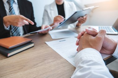 Üst düzey yönetici İk istihdam bir iş görüşmesi sırasında bir özgeçmiş okuma
