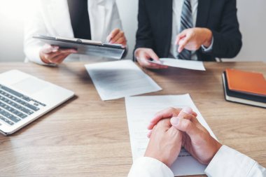 İş Adamları toplantı Planlama Stratejisi iş hakkında konuşurken