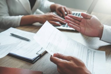 İş Adamları toplantı Planlama Stratejisi iş hakkında konuşurken