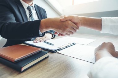 İş sırasında yeni iş arkadaşları tebrik el sıkışma