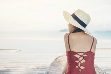 Sahilde yaz tatilinde dinlenen Asyalı kadınlar