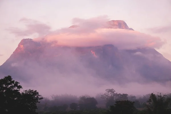 Verão montanha colinas paisagem pôr do sol no norte da Tailândia — Fotografia de Stock