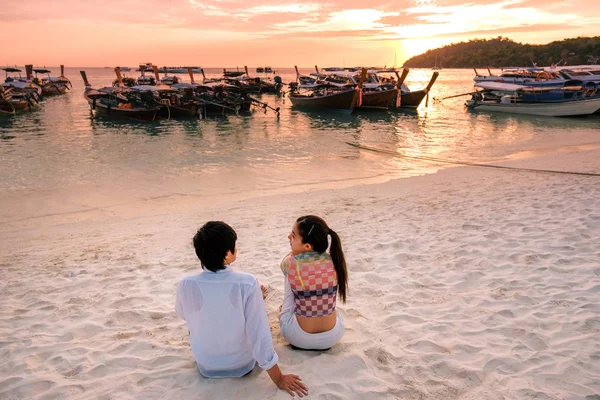 Ζευγάρι χαλαρωτικό όμορφο ηλιοβασίλεμα στην παραλία Koh Λίπε Ταϊλάνδης, Sum — Φωτογραφία Αρχείου