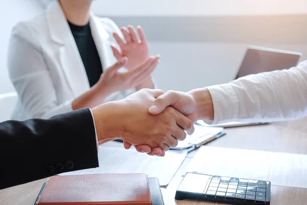 Equipo de negocios estrechando la mano durante una reunión Planificación Estrategia A — Foto de Stock