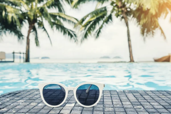 Gafas de sol en la piscina de lujo complejo de playa tropical, verano — Foto de Stock