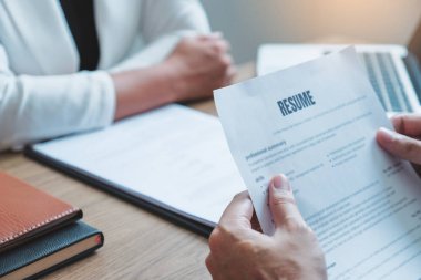 Üst düzey yönetici İk istihdam bir iş görüşmesi sırasında bir özgeçmiş okuma