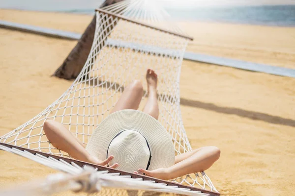 Mujeres asiáticas relajándose en las vacaciones de verano hamaca en la playa — Foto de Stock