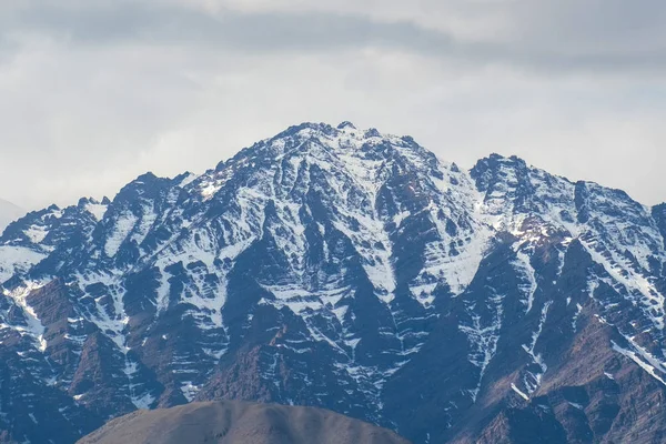 Snow Mountain View of Leh Ladakh District, północna część Indii — Zdjęcie stockowe
