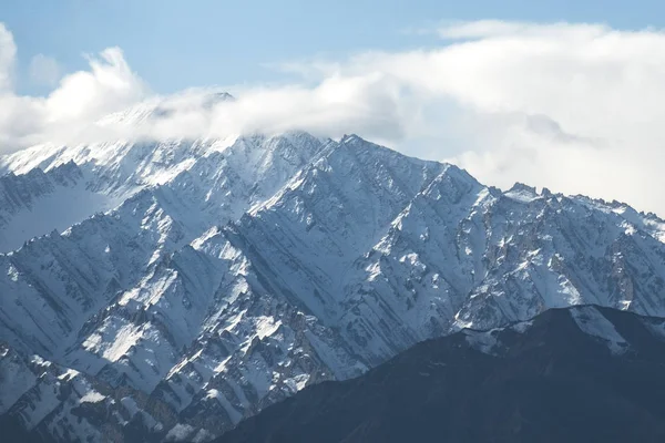 Snow Mountain View of Leh Ladakh District, parte setentrional da Índia — Fotografia de Stock
