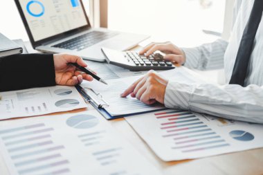 Yeni başlangıç projesi ile iş ekibi toplantısı strateji planlaması