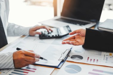 Yeni başlangıç projesi ile iş ekibi toplantısı strateji planlaması