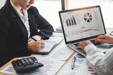 Yeni başlangıç projesi ile iş ekibi toplantısı strateji planlaması