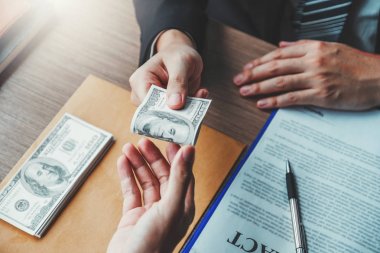 Yolsuzluk ve rüşvetle, dolar faturaları veren Işadamı