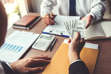 Yolsuzluk ve rüşvetle, dolar faturaları veren Işadamı
