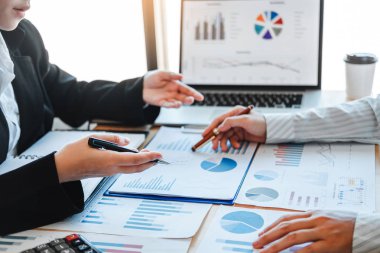 Yeni başlangıç projesi ile iş ekibi toplantısı strateji planlaması
