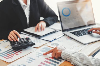 Yeni başlangıç projesi ile iş ekibi toplantısı strateji planlaması