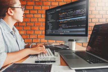 Bilgisayar kodları Develo okuma Konsantre programcı geliştirme