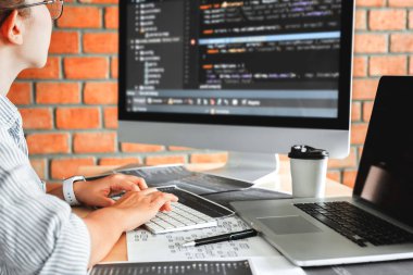 Bilgisayar kodları Develo okuma Konsantre programcı geliştirme