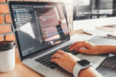 Bilgisayar kodları Develo okuma Konsantre programcı geliştirme
