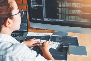 Bilgisayar kodları Develo okuma Konsantre programcı geliştirme