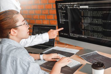 Geliştirme programcı ekibi bilgisayar kodlarını okuma kalkınma biz