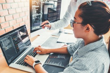 Geliştirme programcı ekibi bilgisayar kodlarını okuma kalkınma biz