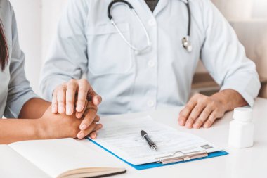 Dostu Doktor bakım ve rahatlatıcı için hasta el tutun