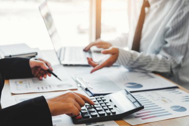 Yeni başlangıç projesi ile iş ekibi toplantısı strateji planlaması