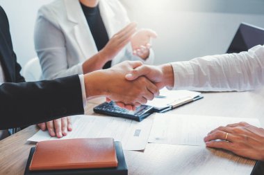 İş sırasında yeni iş arkadaşları tebrik el sıkışma 